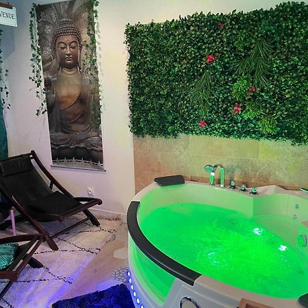 Maison Prestige Le Donjon Des Plaisirs Jacuzzi Montluel 外观 照片