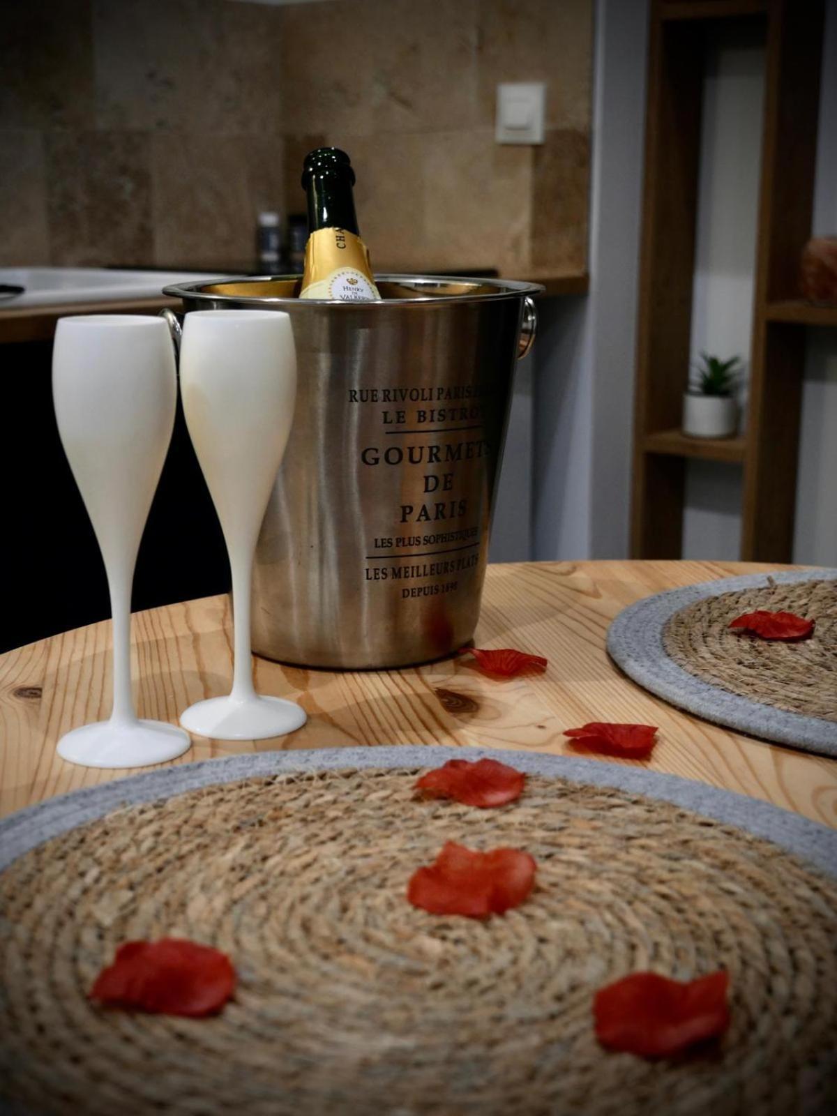Maison Prestige Le Donjon Des Plaisirs Jacuzzi Montluel 外观 照片