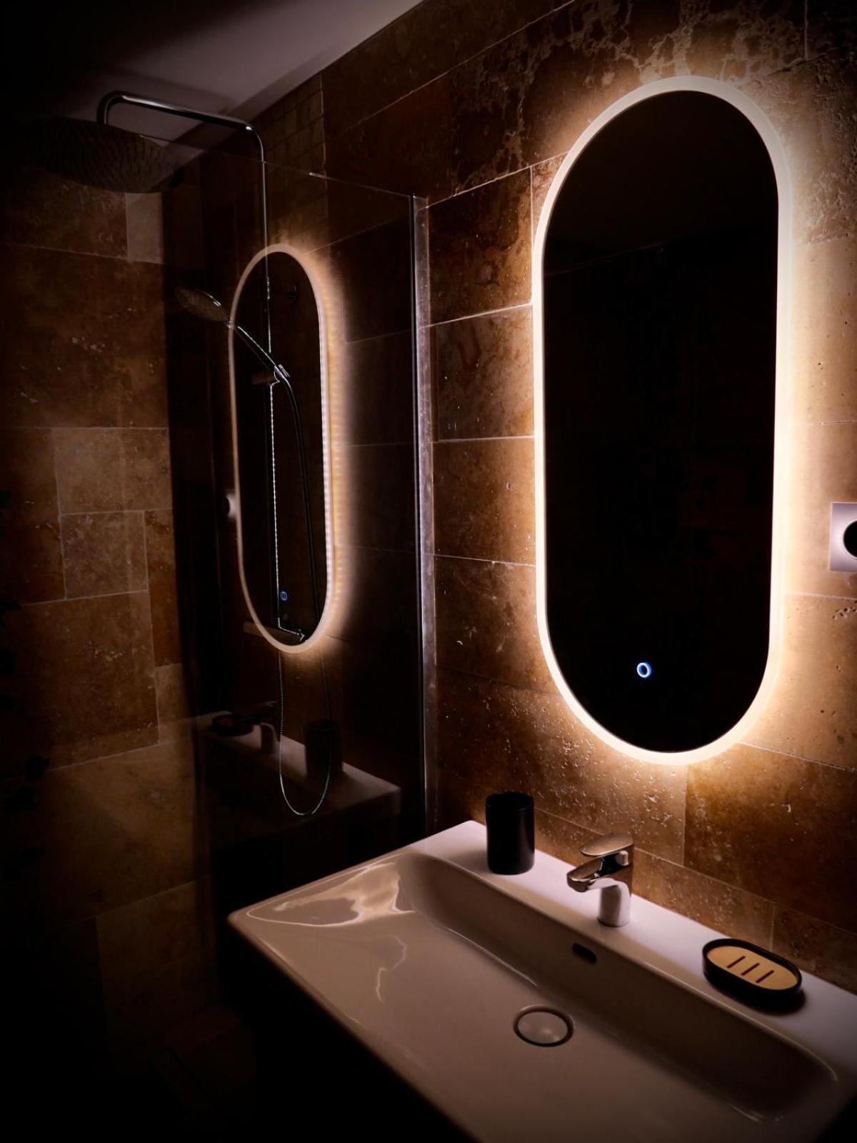 Maison Prestige Le Donjon Des Plaisirs Jacuzzi Montluel 外观 照片