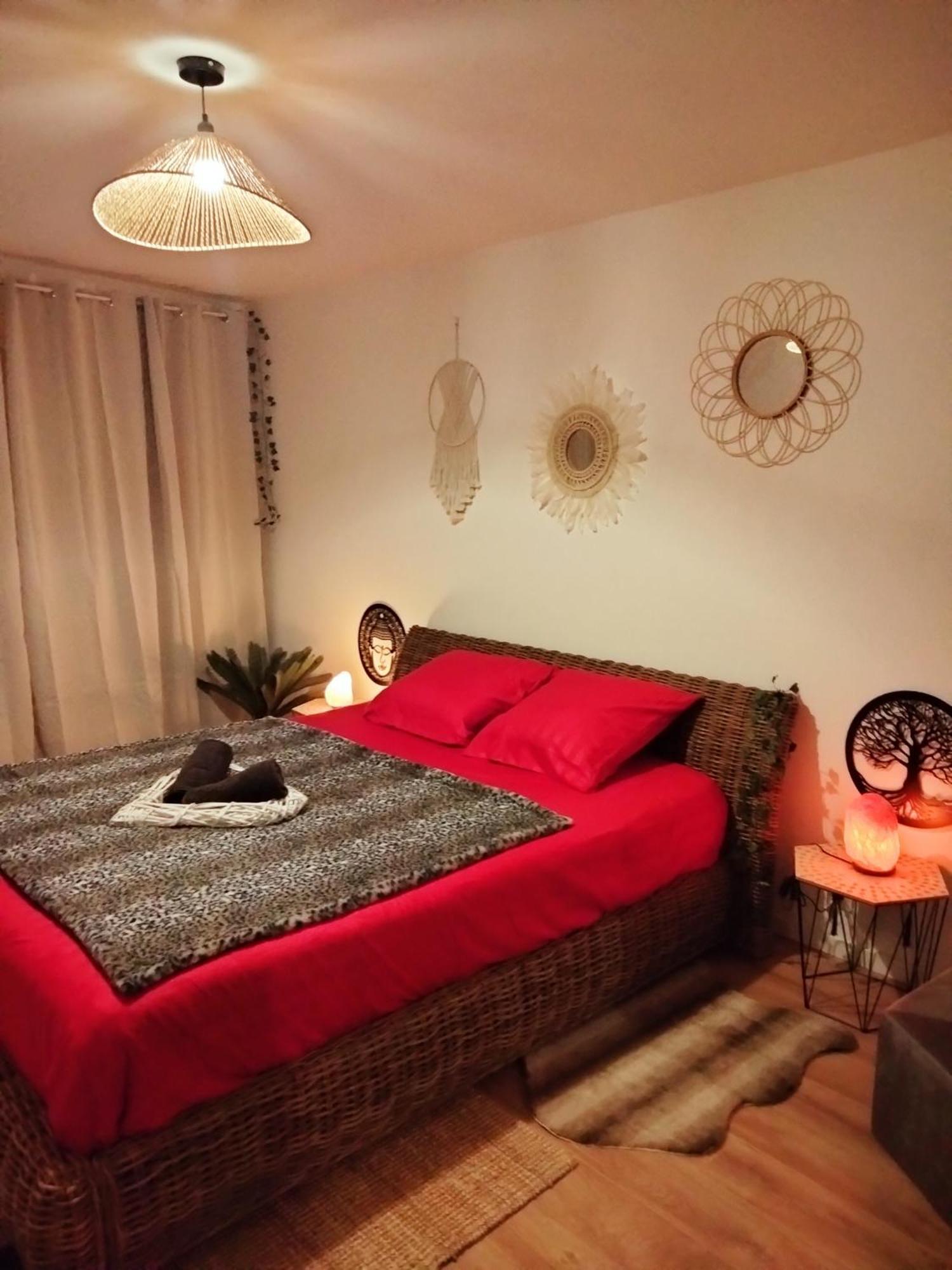 Maison Prestige Le Donjon Des Plaisirs Jacuzzi Montluel 外观 照片
