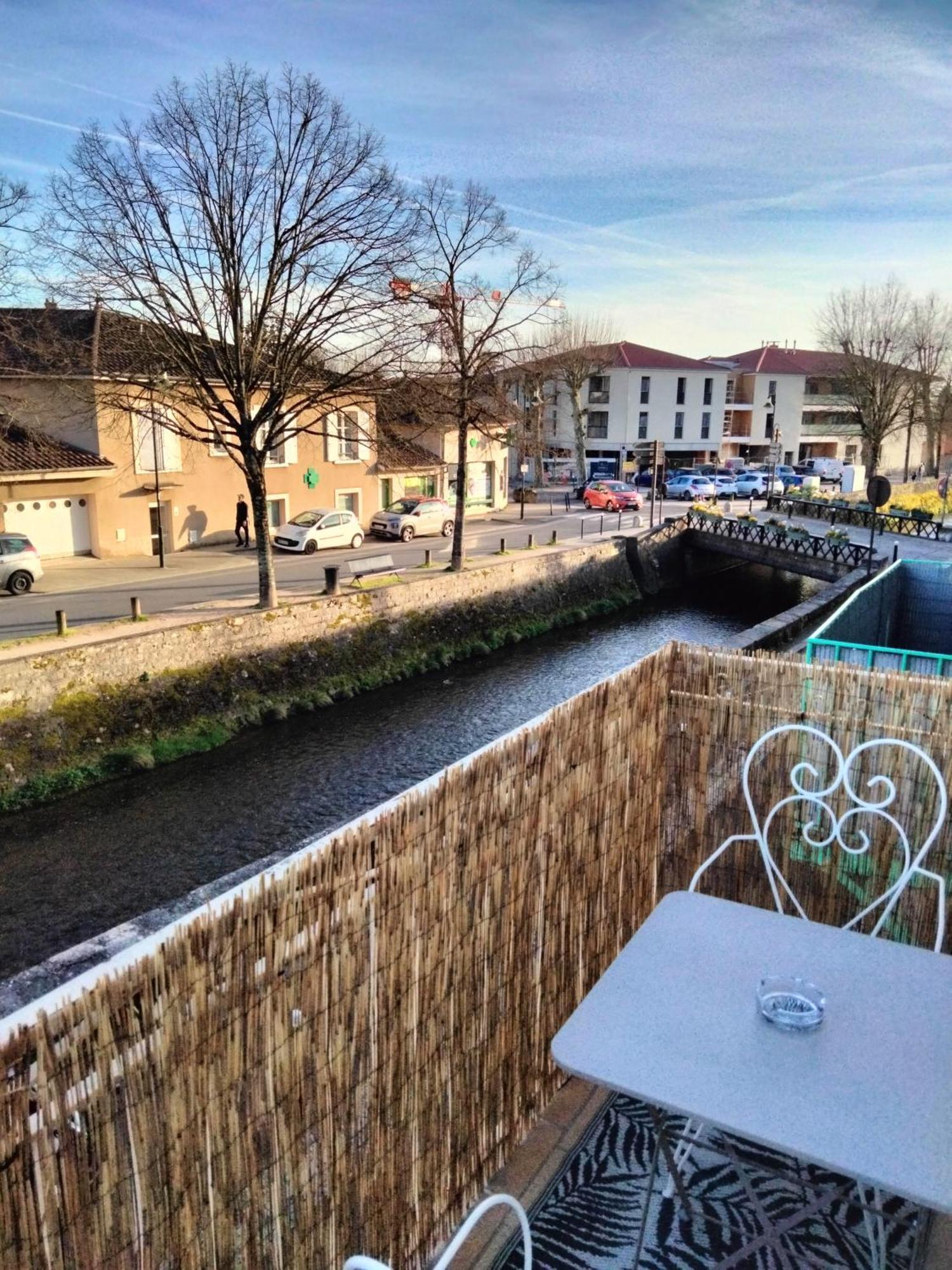 Maison Prestige Le Donjon Des Plaisirs Jacuzzi Montluel 外观 照片