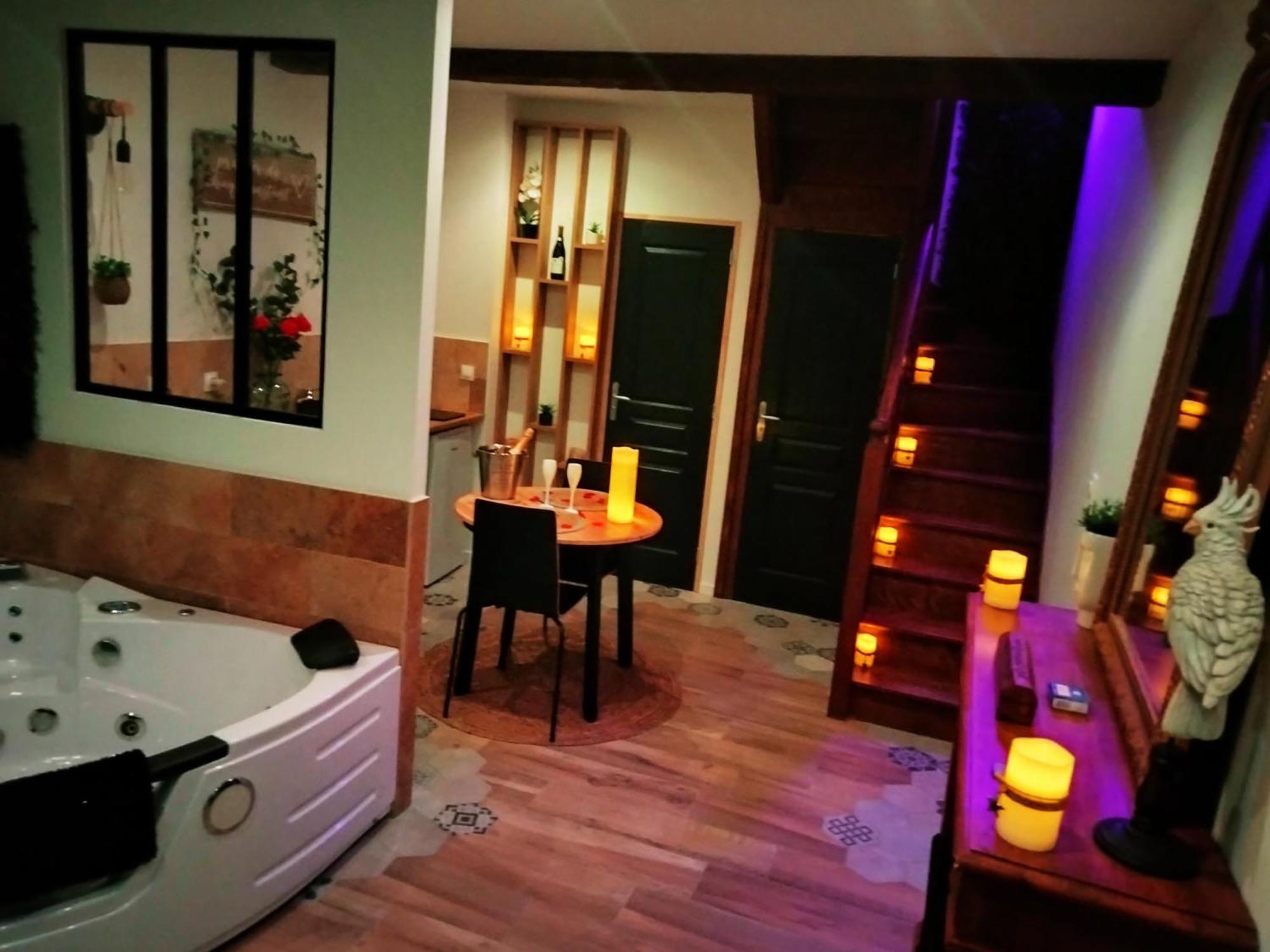 Maison Prestige Le Donjon Des Plaisirs Jacuzzi Montluel 外观 照片