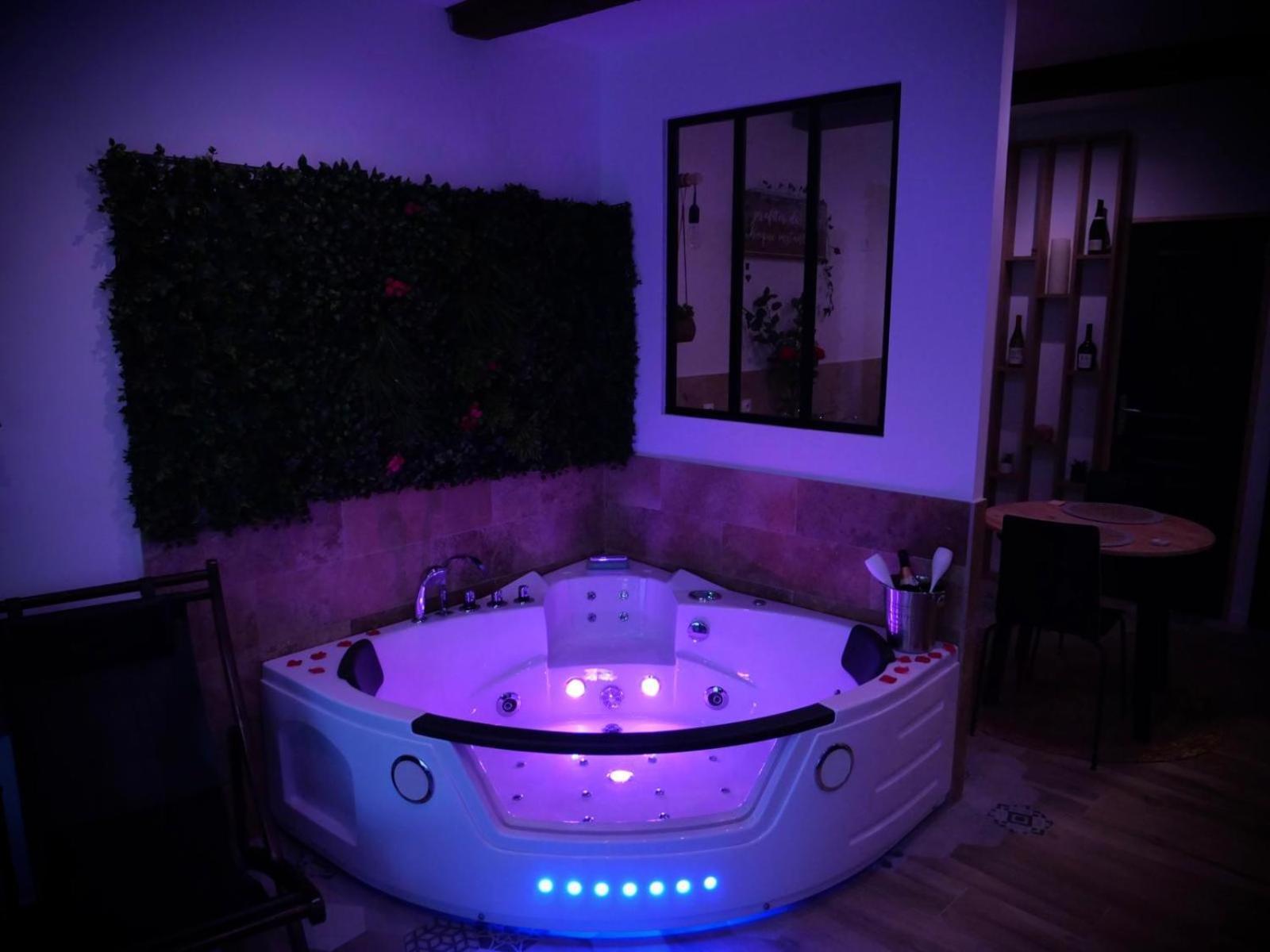 Maison Prestige Le Donjon Des Plaisirs Jacuzzi Montluel 外观 照片