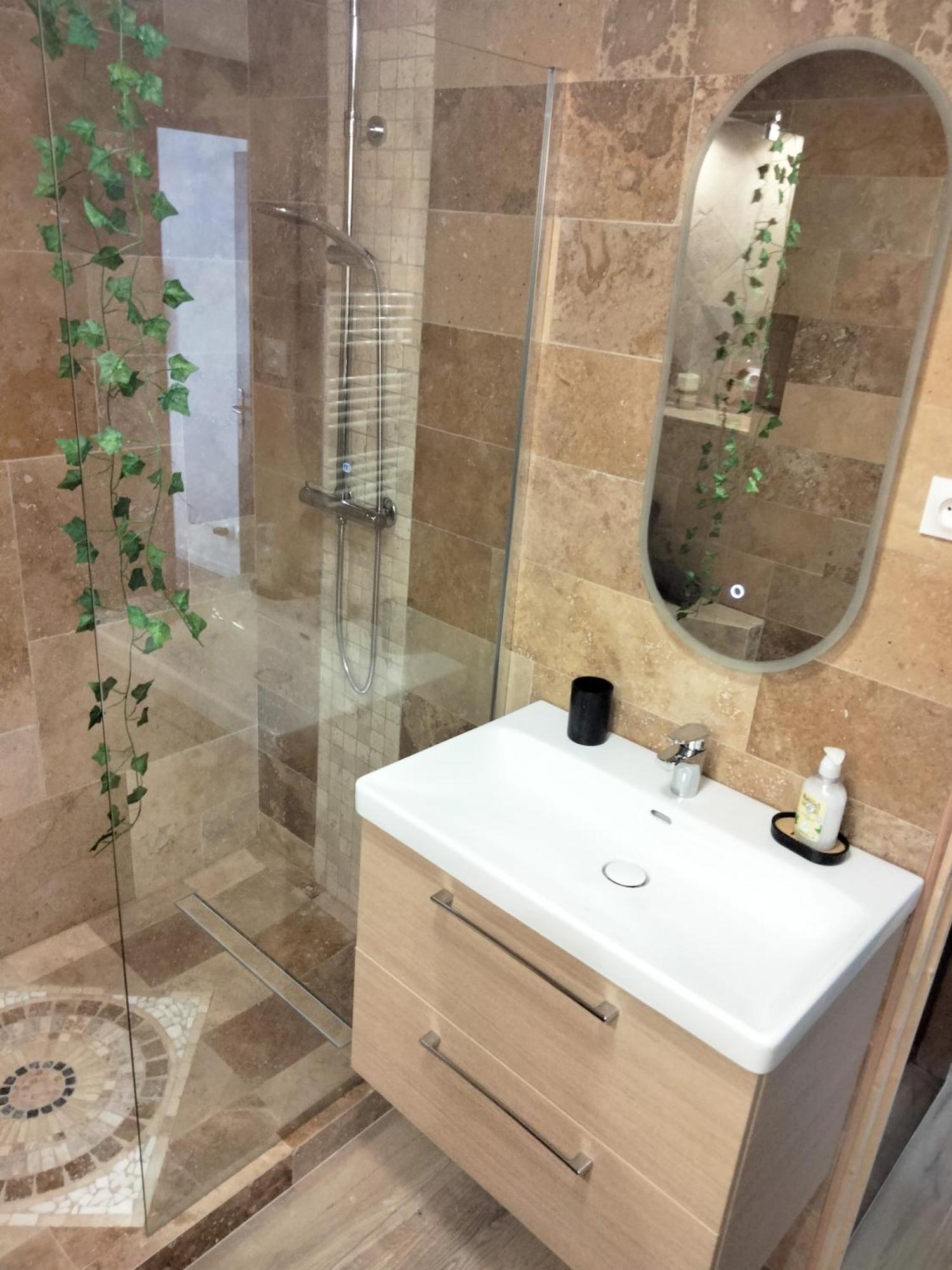 Maison Prestige Le Donjon Des Plaisirs Jacuzzi Montluel 外观 照片