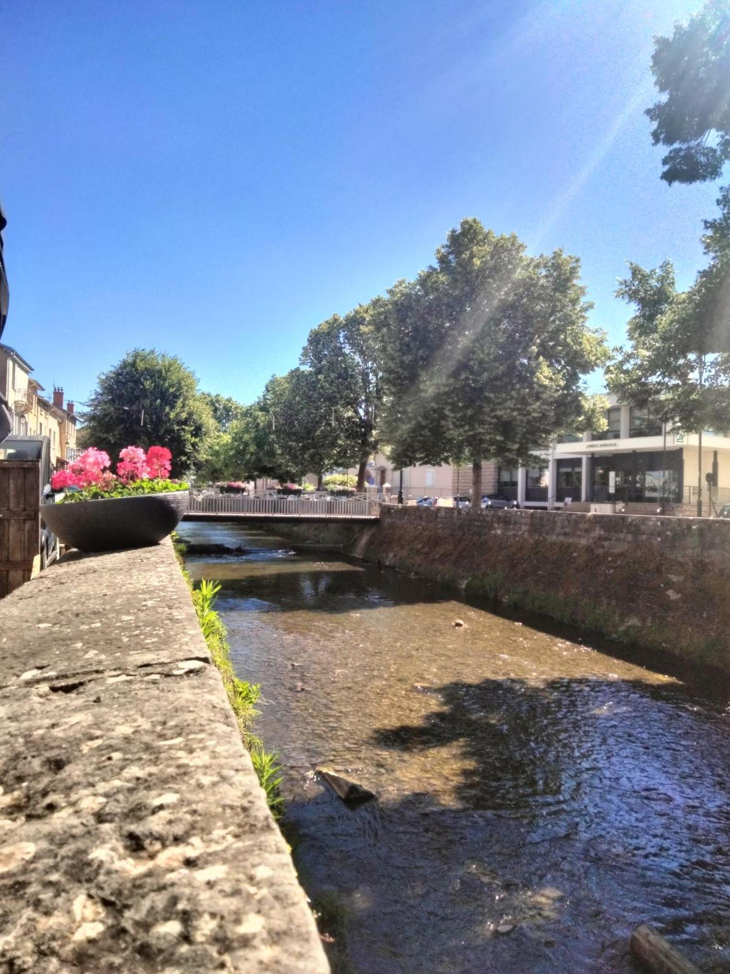 Maison Prestige Le Donjon Des Plaisirs Jacuzzi Montluel 外观 照片