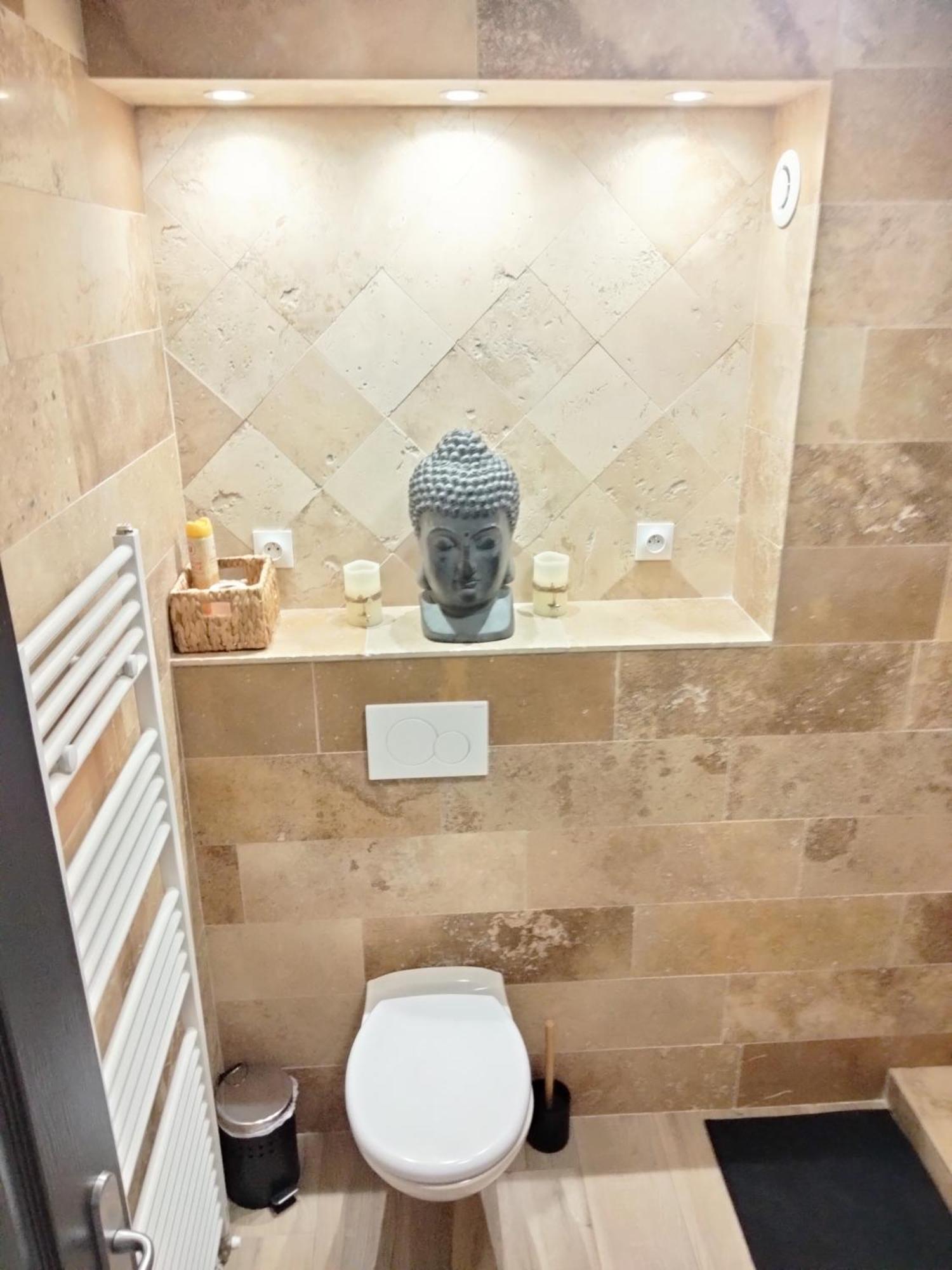 Maison Prestige Le Donjon Des Plaisirs Jacuzzi Montluel 外观 照片